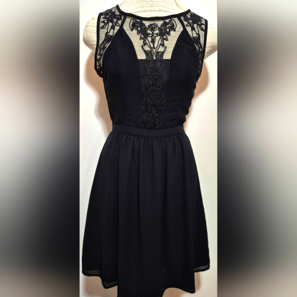 CHIC LACE DETAILED LOVE 21 BLACK MINI DRESS. NWOT